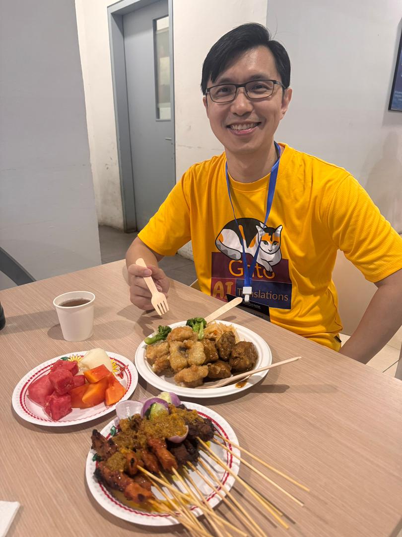 David Wang, ami de Gato, en train de déguster un satay au WordCamp Malaysia 2025